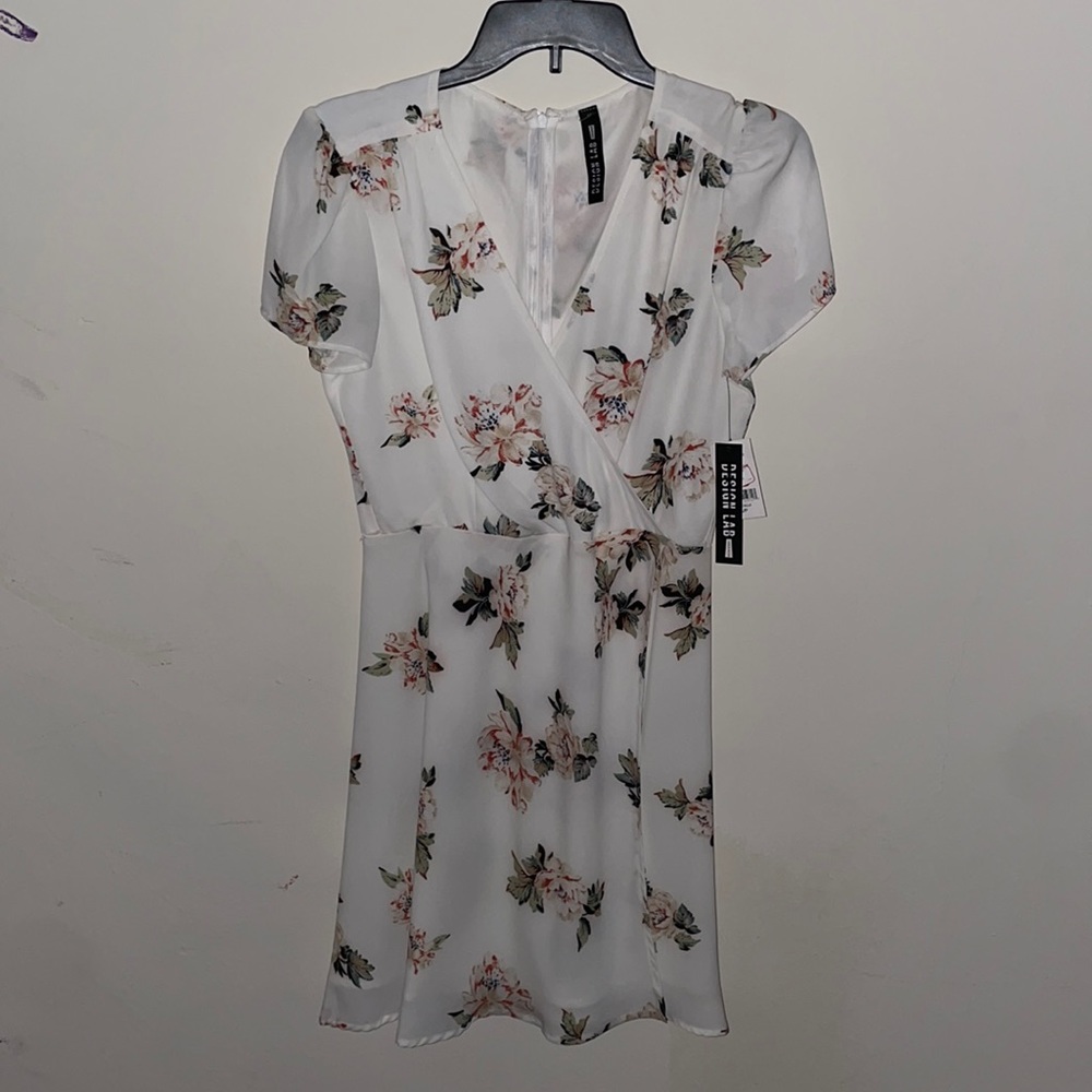 Beautiful White DressW/Flower Pattern&CrossV-Neck!